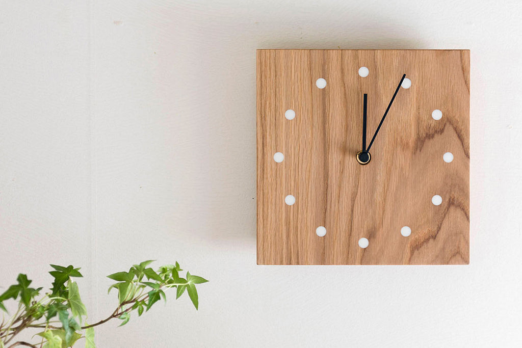 無垢の木のシンプルな時計