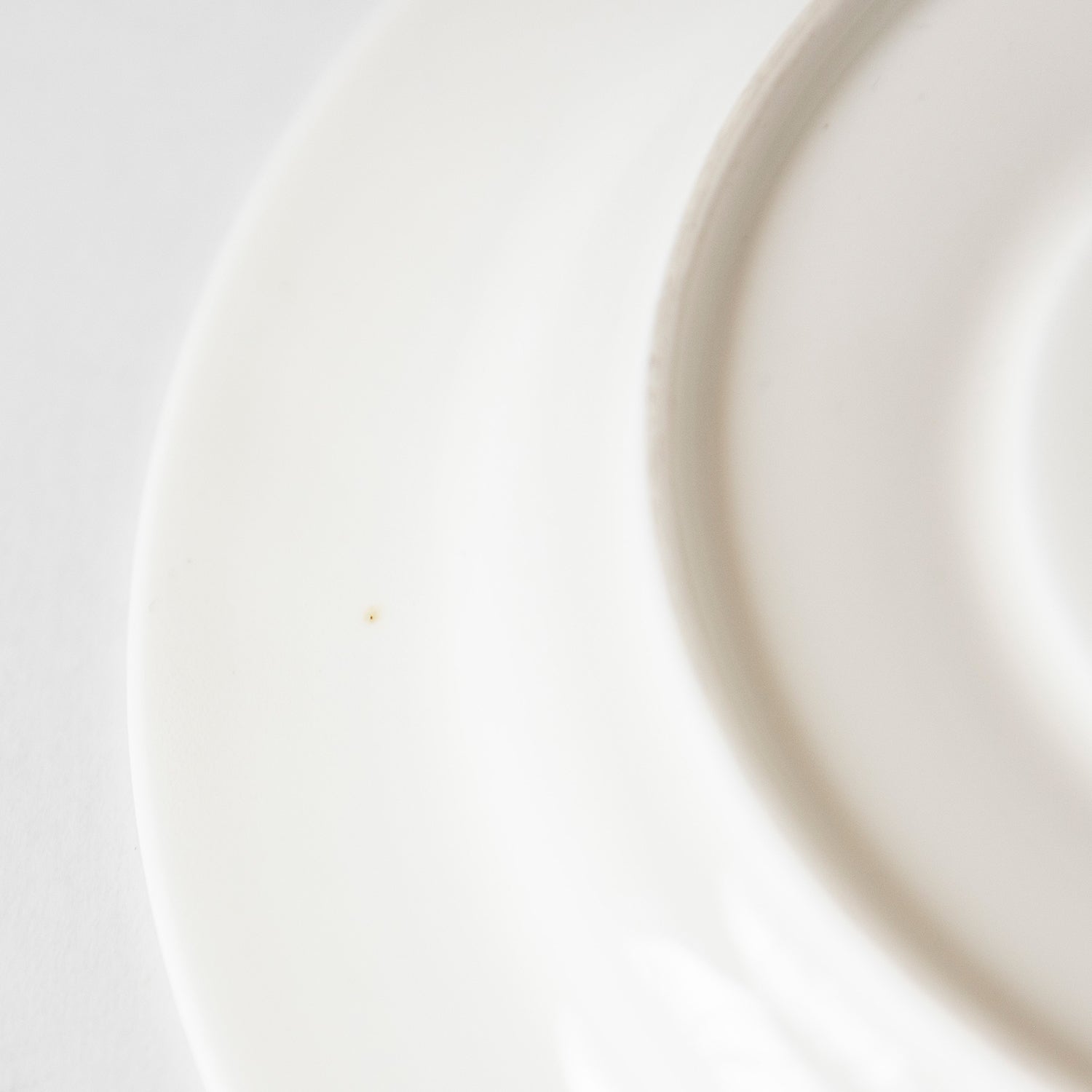 *ソーサー裏面に製造時の小さな茶点があります。