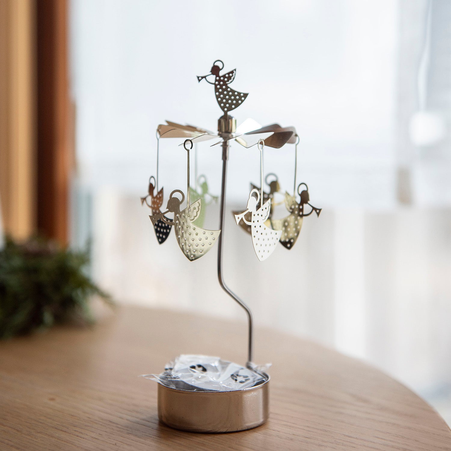 ティーライトキャンドルに火を灯すと回ります。