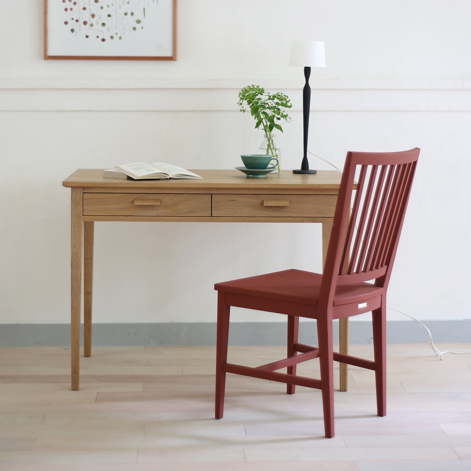 エッグテンペラカラーリング・レッド、デスク:Desk MOA(北海道産ミズナラ/オイル仕上げ)