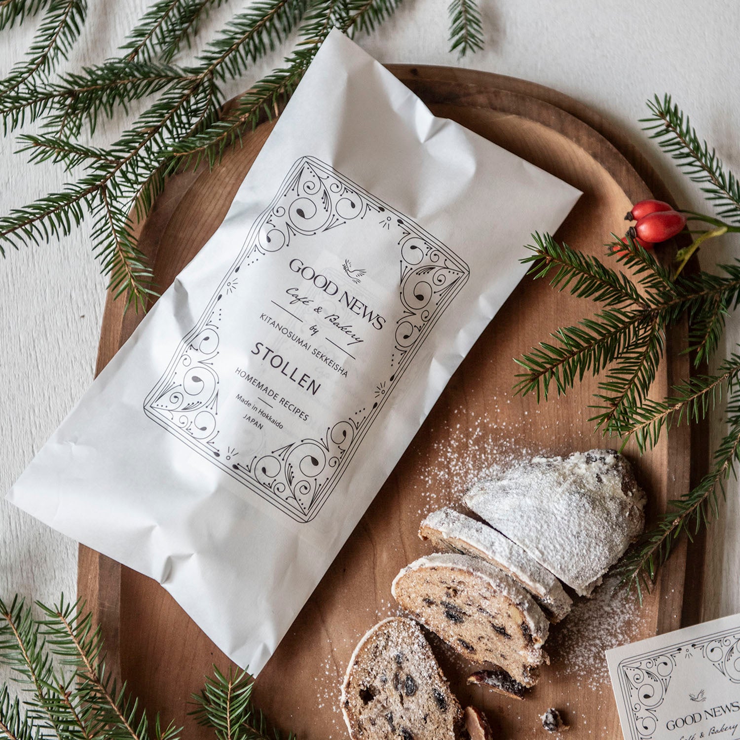 スライスして少しずつお召し上がりください。(写っているシュトーレンはホールの半分のサイズです)