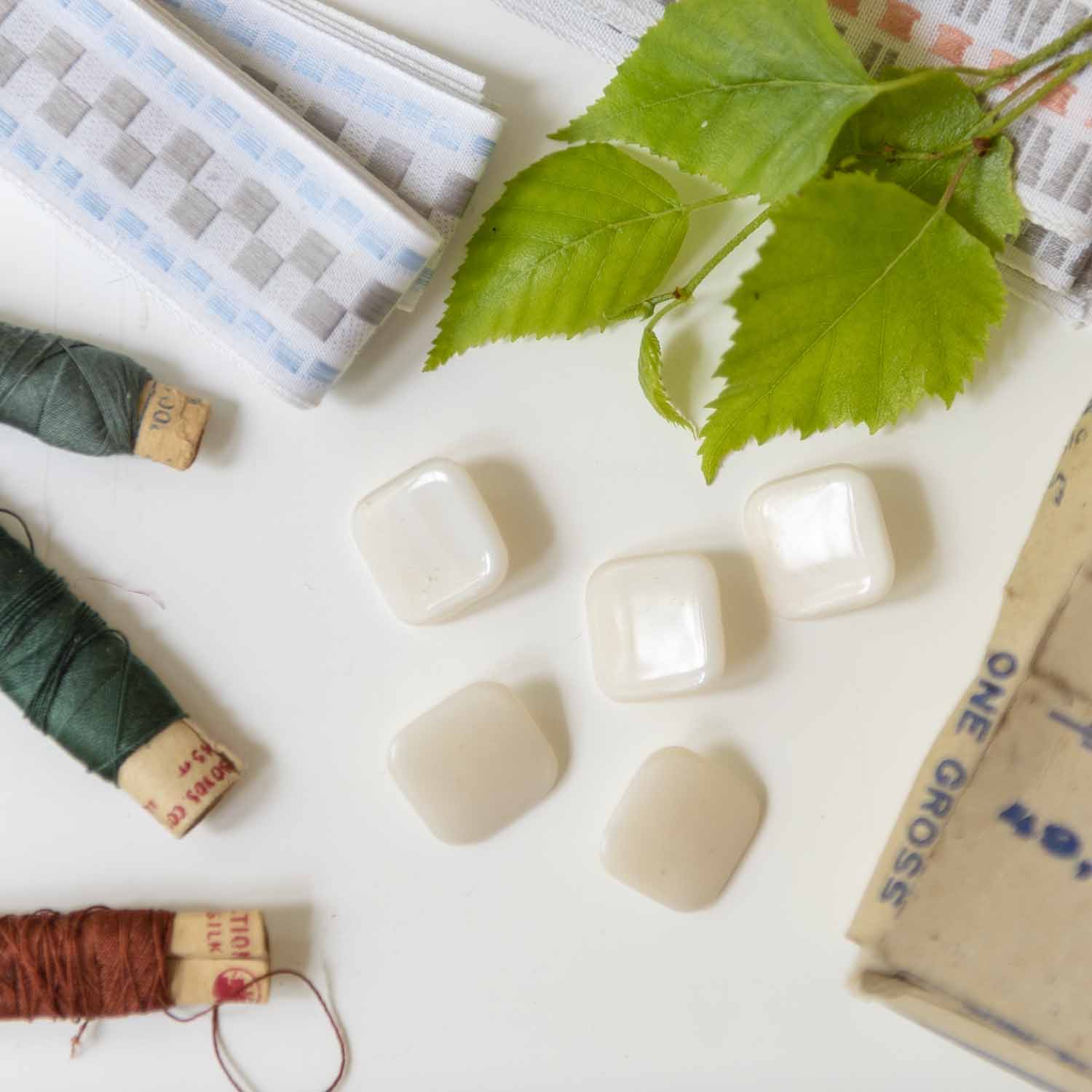 【Vintage】 square white button