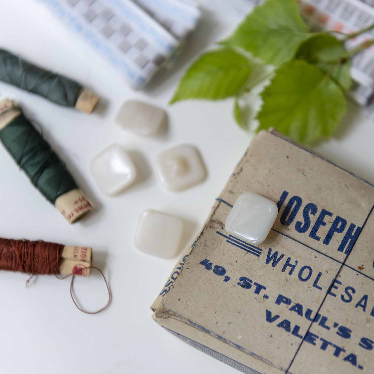 【Vintage】 square white button