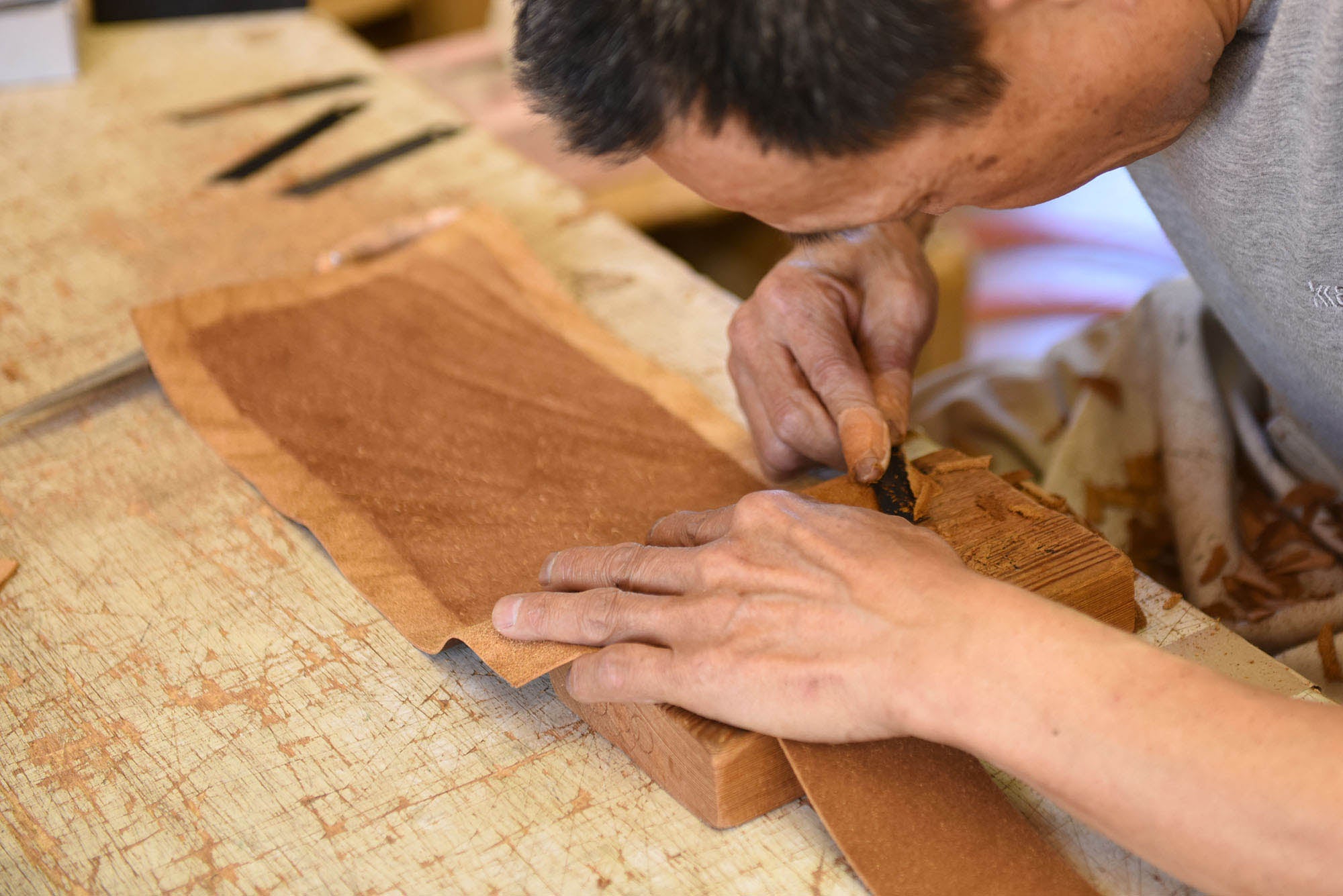 張り職人による手仕事です。