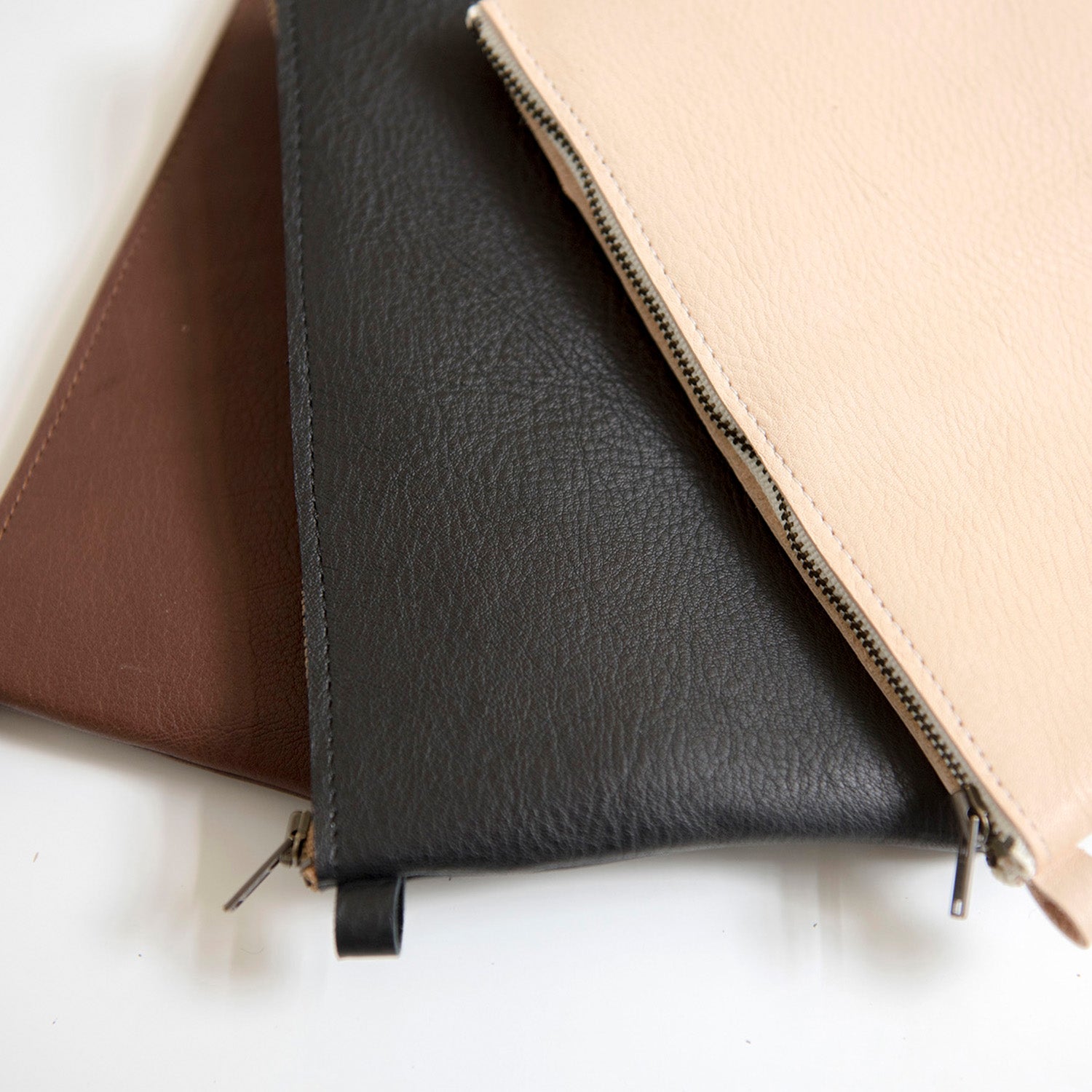 ナチュラル、ブラウン、ブラックの3種類です。