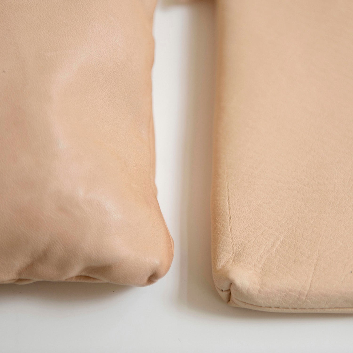 左は使用半年くらいのナチュラルのポーチ。右は新品。