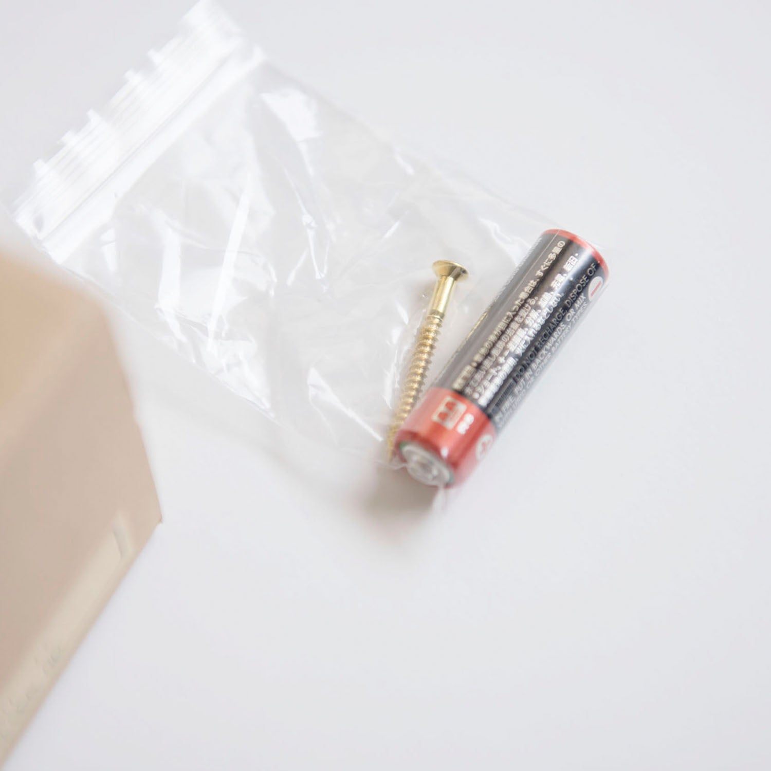 単3電池と壁掛け用の木ネジ付き。