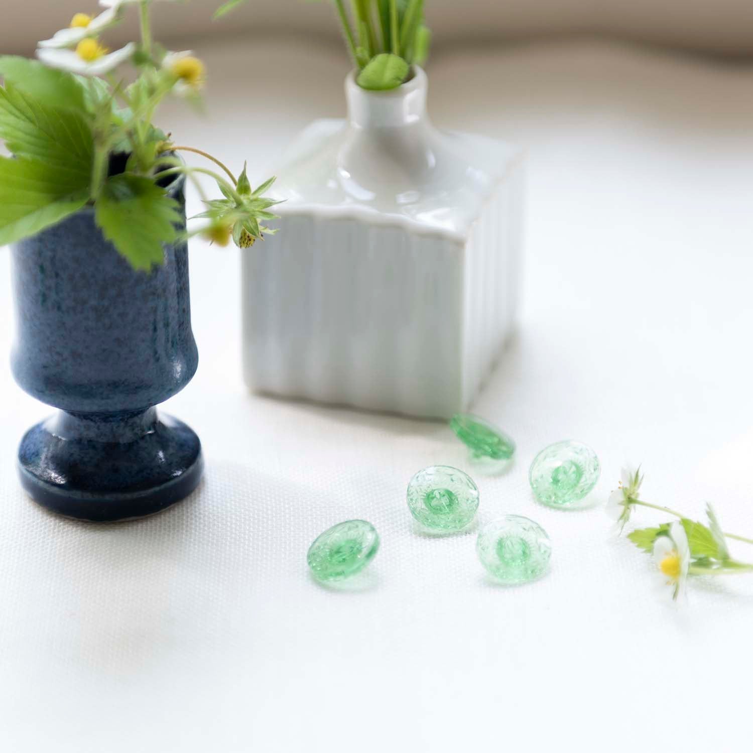【Vintage】 reverse patterned green glass button