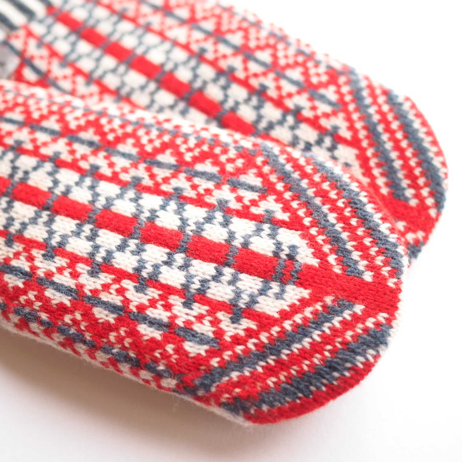 赤と紺の編み模様が特徴的。