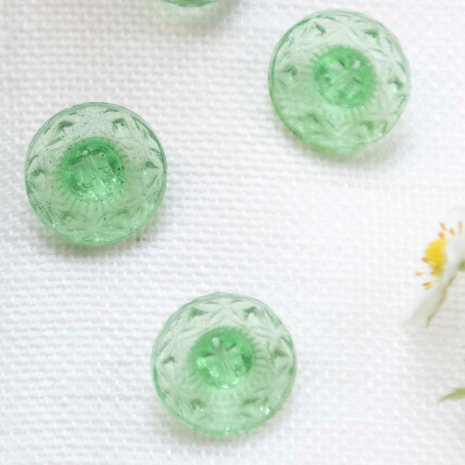 【Vintage】 reverse patterned green glass button