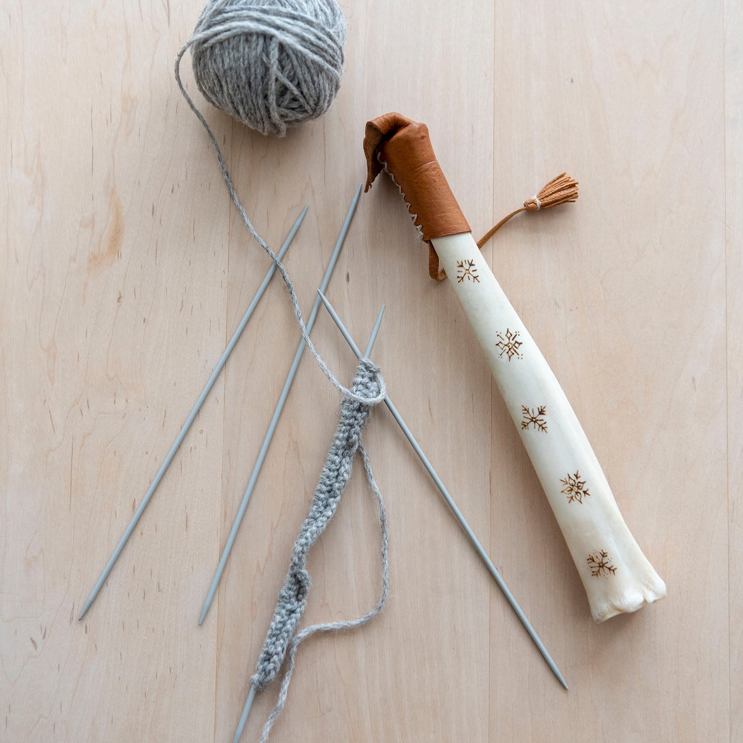 トナカイのニードルホルダーと編み針のセット