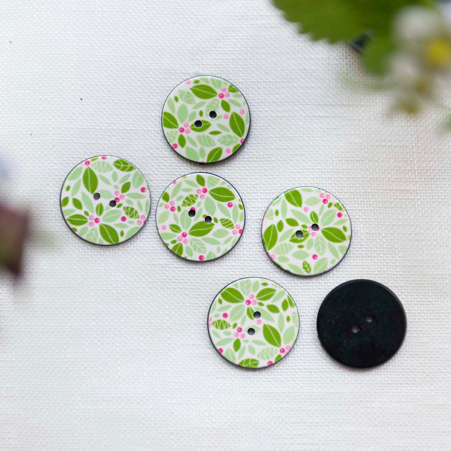 【Vintage】 button  leaves & berries