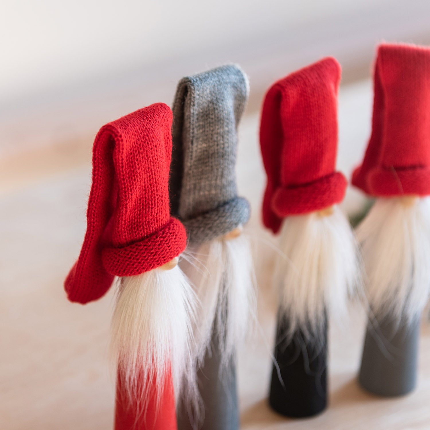 長いウールのニット帽。