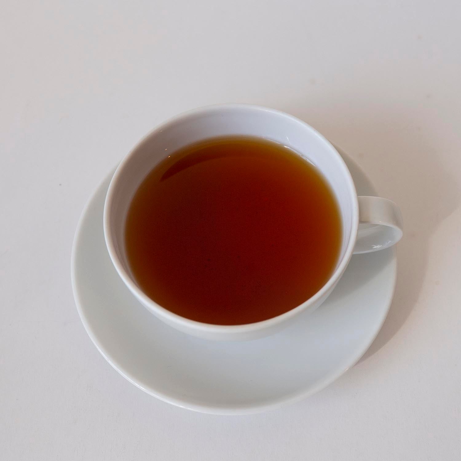 しっかりとした褐色。キリッとすっきりした強い香りです。茶葉の量を増やし濃いめに入れてアイスティーにも向いています。